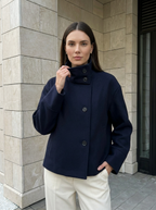 Amélia | Veste Courte Élégante à Col Montant